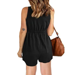Vue de dos d'un combishort d'été noir sans manches chic, idéal pour un style décontracté.