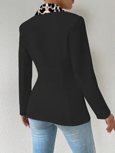 Vue détaillée d'un blazer noir pour femme avec un col à motif léopard tendance et une coupe ajustée.