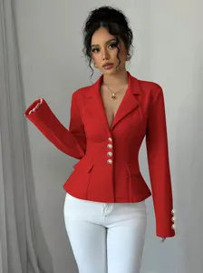 Detalle de blazer elegante y entallado con solapa, manga larga, chaqueta de traje roja.