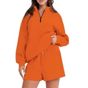 Set coordinato di felpa arancione con mezza zip e pantaloncini casual e comodi.
