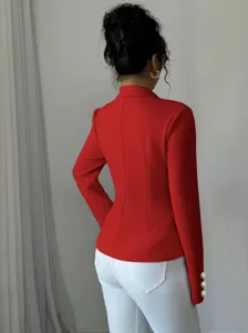 Vista trasera detallada de la elegante chaqueta blazer roja ajustada con solapa y manga larga.
