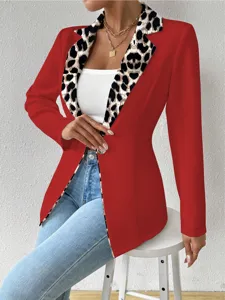 Veste de blazer rouge élégante pour femme avec col revers léopard détails de vue.