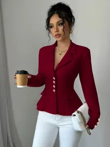 Mujer elegante blazer entallado burdeos con solapa y botones dorados para oficina.