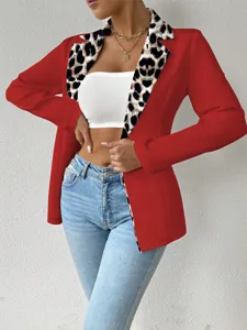 Blazer rouge avec revers à imprimé léopard stylé pour femmes vêtement élégant mode détail.