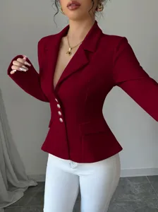 Detalle de blazer slim rojo vino para mujer con solapa y elegantes botones dorados.