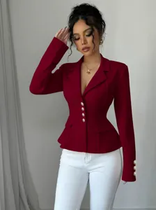 Vista detallada del elegante blazer burdeos que muestra la solapa y los botones dorados.