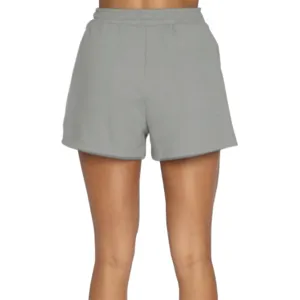 Dettaglio posteriore pantaloncini felpa grigi casual, comoda vita elastica e tasca.