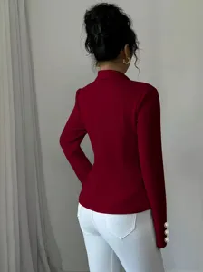 Elegante chaqueta blazer entallada de manga larga con solapa en rojo oscuro, detalle.