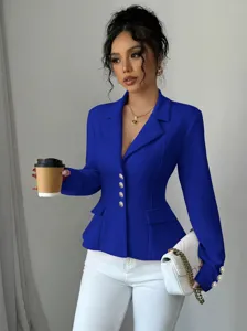 Elegante blazer azul real de corte entallado con solapa manga larga botones dorados detalle.