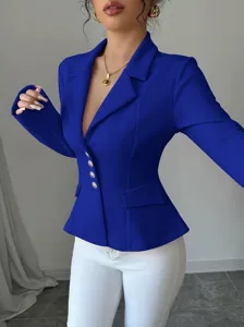 Elegante blazer entallado azul real con solapa y cuatro botones para mujeres modernas.