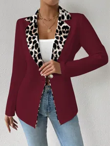 Blazer élégant pour femme unicolore avec un col à imprimé léopard stylé et une fermeture à bouton.