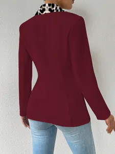Détail du dos d'un blazer bordeaux pour femme avec revers léopard tendance et coupe slim.
