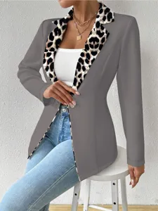 Vue détaillée d un blazer gris pour femme avec un col à imprimé léopard stylé et un bouton.