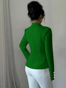 Detalle trasero de la elegante chaqueta verde con corte entallado y botones metálicos.