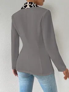 Veste de costume femme grise avec revers imprimé léopard manches longues élégante
