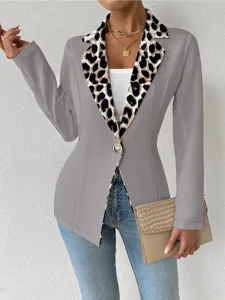 Vue détail de veste blazer cintrée pour femme avec col à imprimé léopard contrasté et bouton.