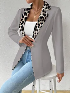 Vue détaillée d'un blazer gris élégant pour femme avec un col à imprimé léopard audacieux.