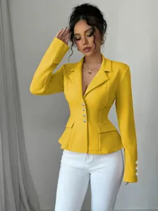 Elegante blazer amarillo entallado con solapa y elegantes detalles de botones.