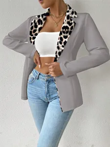 Élégant blazer pour femme avec revers imprimé léopard et design uni pour un look chic au quotidien.