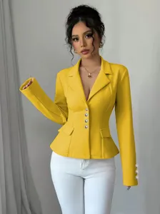 Vista detallada de chaqueta blazer elegante de manga larga con solapa entallada, ropa profesional.