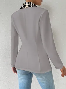 Vue de détail d'un blazer gris pour femme avec col à revers imprimé léopard et coupe élégante.