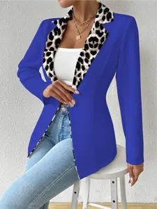Élégant blazer bleu pour femme avec col à imprimé léopard tendance et fermeture à bouton.