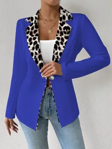 Blazer élégant pour femme en bleu avec revers imprimé léopard audacieux et fermeture à bouton.