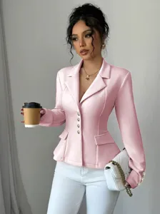 Vista detallada del blazer elegante rosa de solapa estrecha manga larga con botones chic.