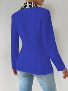 Vue arrière détaillée d'un blazer pour femme bleu roi avec un col à imprimé léopard chic.