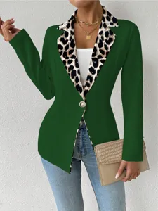 Blazer vert pour femme avec revers imprimé léopard stylé, bouton unique et design chic.