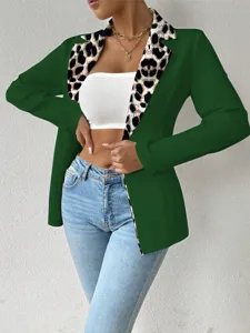 Blazer élégant pour femme vert foncé avec un col à imprimé léopard élégant et manches.
