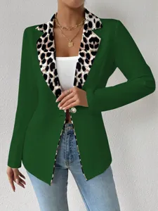 Élégant blazer vert foncé pour femme avec un revers en motif léopard et un bouton unique.