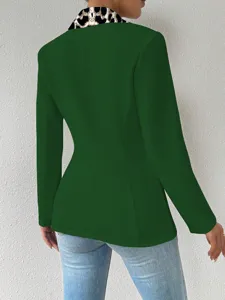 Blazer pour femme vert foncé avec revers imprimé léopard, détail de manche longue.