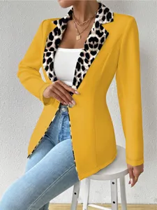 Blazer élégant pour femme jaune avec revers imprimé léopard, veste cintrée à un bouton.