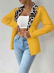 Détail en gros plan du blazer jaune élégant pour femmes avec revers imprimé léopard.