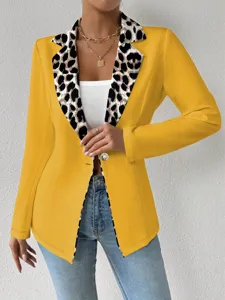 Blazer élégant femme jaune avec revers léopard chic, fermeture boutonnée et coupe moderne.