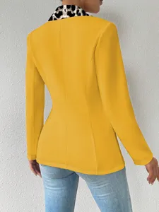 Blazer pour femme jaune uni avec col revers imprimé léopard chic, coupe cintrée élégante.