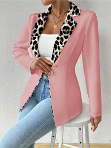 Veste blazer rose pour femme avec un élégant revers léopard et un détail de bouton.