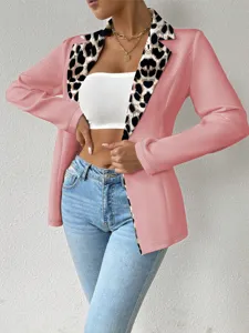 Vue détaillée de la veste de costume rose élégante pour femme avec un col à imprimé léopard.