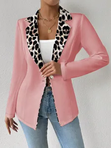 Élégant blazer rose pour femme avec revers imprimé léopard tendance et fermeture à bouton.