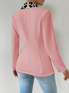 Blazer rose pour femme avec revers imprimé léopard, veste de costume cintrée élégante.