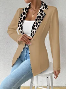 Blazer kaki élégant avec revers léopard chic, fermeture à un bouton, manches longues.