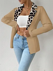 Blazer élégant pour femme avec col imprimé léopard stylé et design de couleur unie.