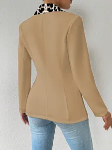 Vue détaillée du blazer élégant pour femme kaki avec un col à imprimé léopard audacieux.