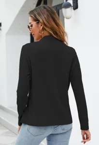 Vista dettagliata di una giacca blazer nera da donna a maniche lunghe elegante.