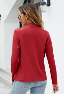 Primo piano che mostra il design posteriore e la vestibilità della giacca rossa.