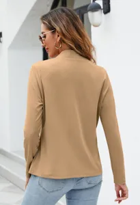 Vista posteriore di un blazer da donna casual color cammello, con dettagli eleganti e fini.