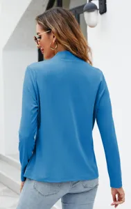 Vista dettagliata di un'elegante giacca da abito da donna blu, ideale per l'uso quotidiano.