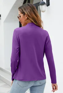 Vista posteriore dell'elegante giacca viola a maniche lunghe da donna con taglio chic.