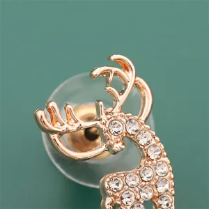 Primo piano del delicato orecchino a perno cervo dorato scintillante con strass trasparenti.